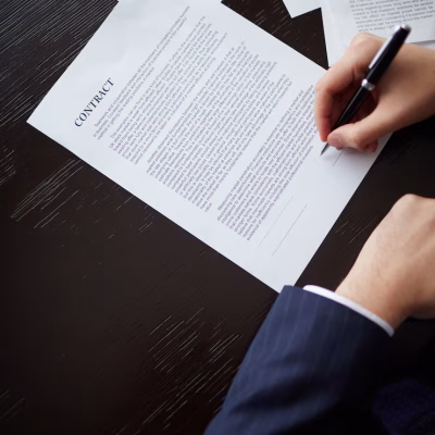 close-up-businessman-holding-pen_1098-3657